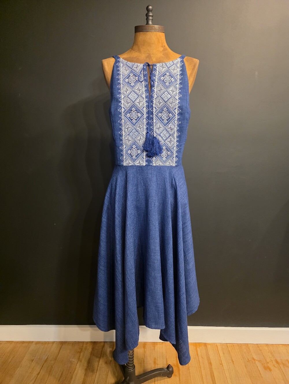White House Black Market Sleeveless Embroidered Dress Size 8 Blue White